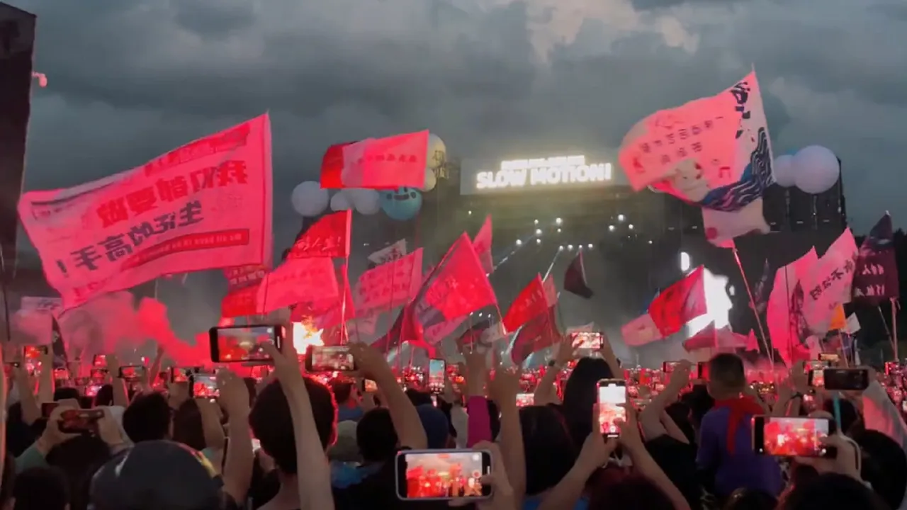 草東沒有派對上周六在貴陽泡泡島音樂節演出,大批歌迷揮舞旗子、放煙火。翻攝有LIVE微博