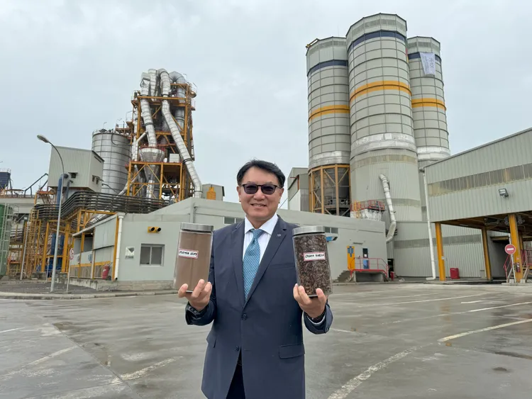 台泥總經理程耀輝親赴非洲喀麥隆新廠，並展示了(左)低碳鍛燒黏土，(右)可作為生質燃料。台泥提供