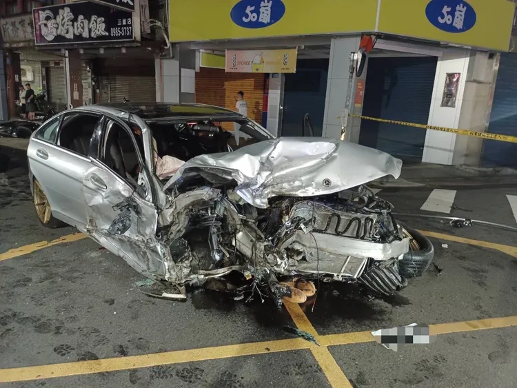 新北市三重區今（13）日凌晨發生一起死亡車禍。警方提供