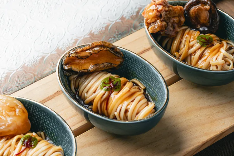 ▲ 父親節套餐附好勁道「千羽拉麵」，麵條Q滑帶勁，與盆菜完美搭配。