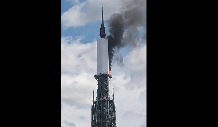 教堂尖塔失火冒出黑煙。美聯社