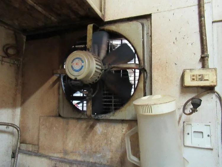 稽查人員點出抽風機、廚房壁紙未貼平整等問題。南市衛生局提供