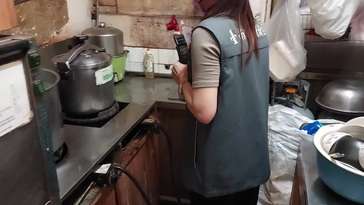 南市衛生局30日前往該店家稽查廚房環境。南市衛生局提供