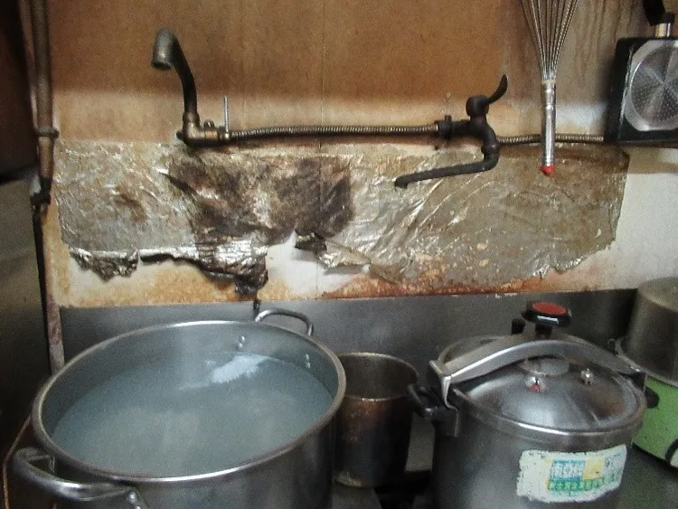 稽查人員發現牆面未保持整潔。南市衛生局提供