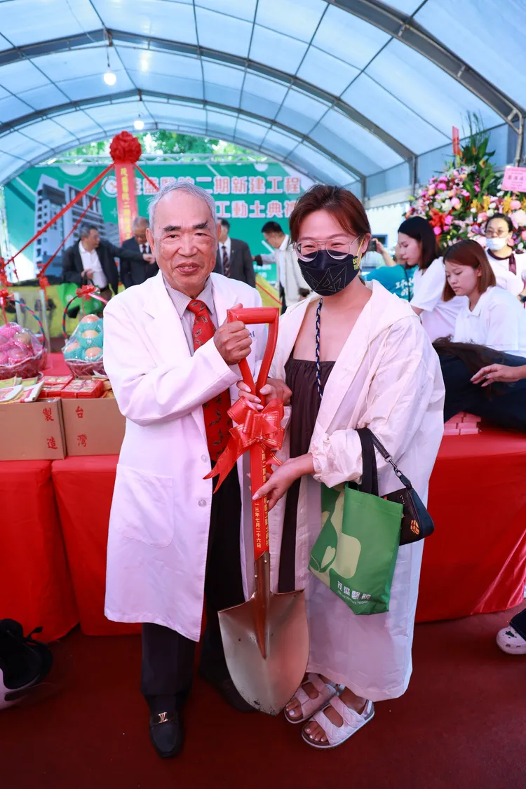 李茂盛將加持過的「好孕金鏟子」給當日到場觀禮的候診夫妻。茂盛醫院提供