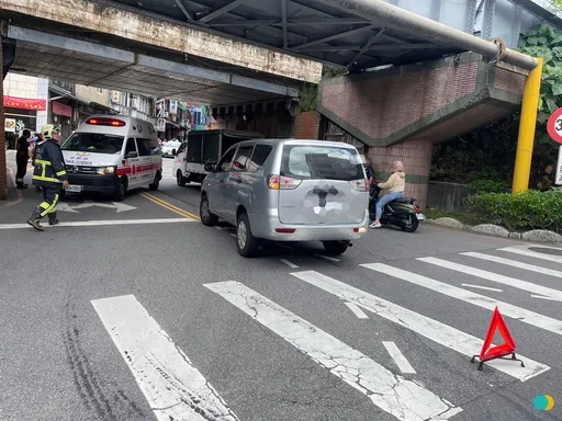 驚險畫面曝!日籍女遊客訪鶯歌過馬路遇劫 遭廂型車撞上輾車底
