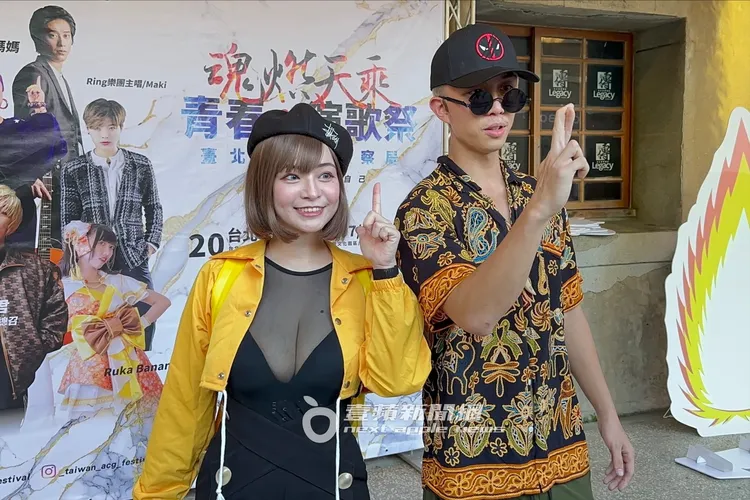 「雪乳女神」郭鬼鬼（左）也在場與孫安佐合照。特勤中心攝