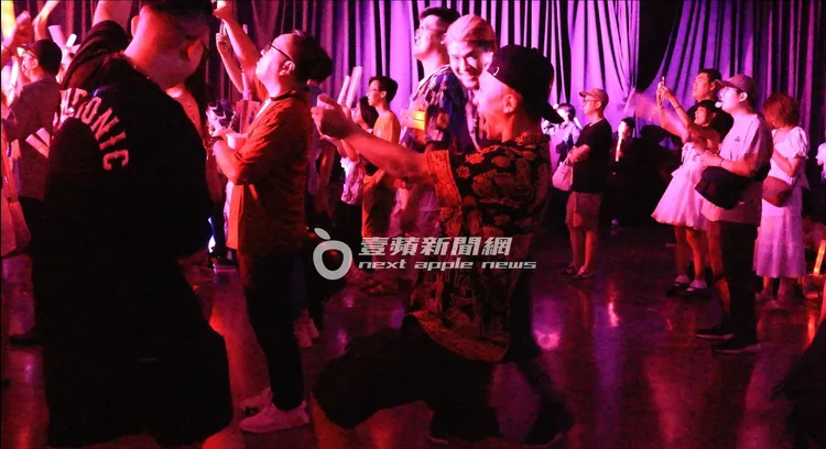 現場唱到《七龍珠》主題曲時，孫安佐忍不住動漫魂，作勢集氣發射龜派氣功波。特勤中心攝