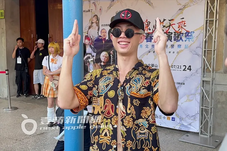 孫安佐一到場，就開心伸出雙手比出槍的手勢。特勤中心攝