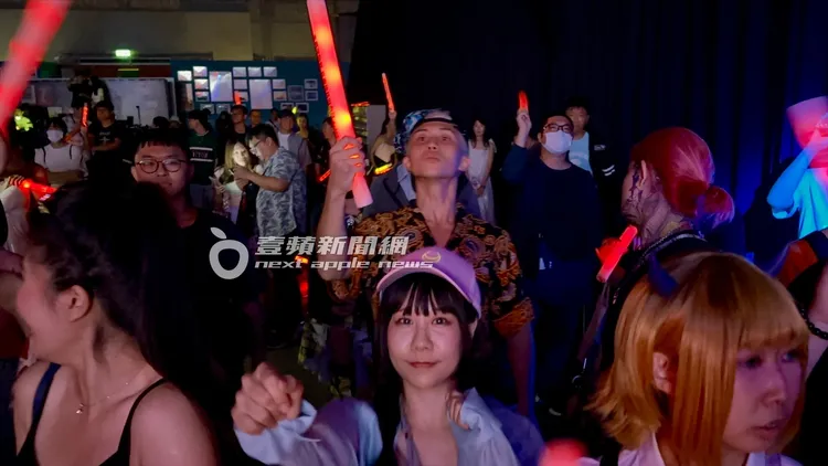 孫安佐（中上）跟著現場民眾拿著螢光棒，隨著演唱搖擺。特勤中心攝