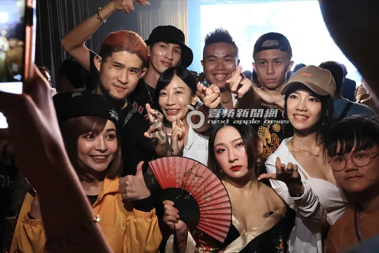 孫安佐（右上）與經紀人重讀（左）還有郭鬼鬼與大夥大合照。特勤中心攝