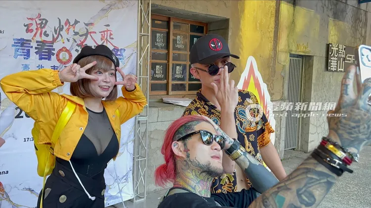 「雪乳女神」郭鬼鬼（左起）、「大麻煩」重讀及孫安佐，3人開心擺姿勢合照。特勤中心攝