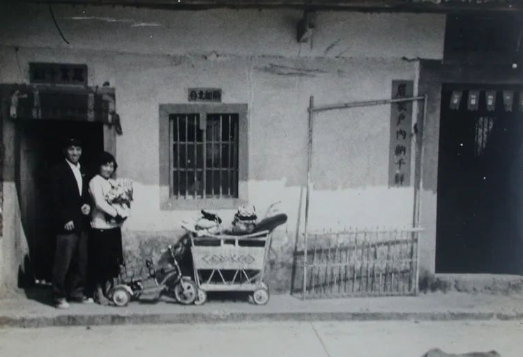 孔教授拍下張二文唯一一張跟父母親合照的照片。孔麥隆攝 取自張二文臉書