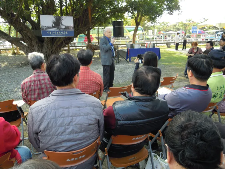 2014年高雄市政府客家事務委員會將孔教授所研究捐贈給美濃客家文物館的影像文件出版《回望二十世紀的美濃》。取自張二文臉書