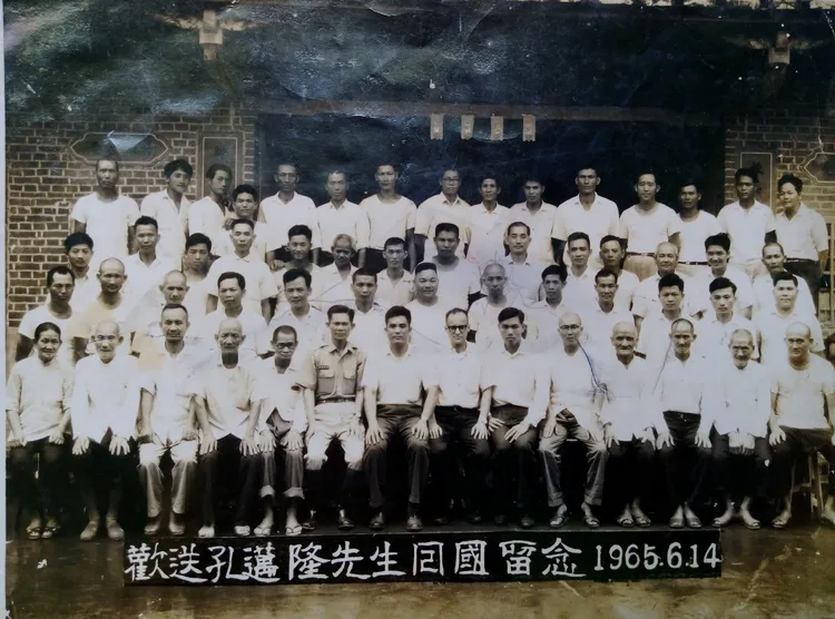1965年孔麥隆研究暫時結束，在整裝返美國之際，全村的人在大崎下鍾屋夥房前歡送他。取自張二文臉書