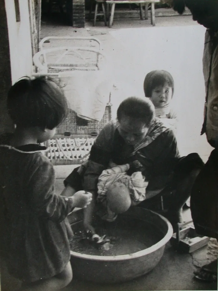 孔教授關注美濃庄內客家生活，以影像文字記錄六○年代美濃農村。孔麥隆攝 取自張二文臉書