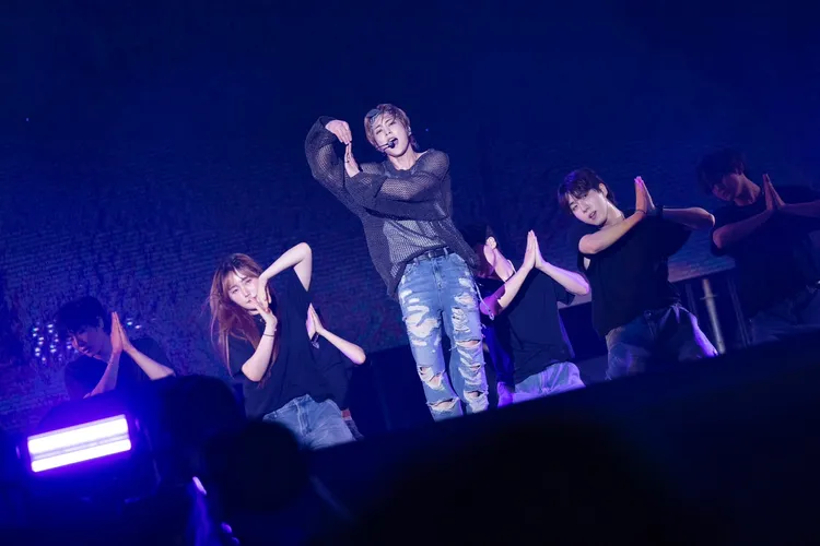 EXO的成員XIUMIN載歌載舞。讀者提供