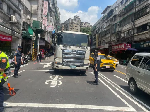 新店7旬女騎士碰撞水泥預拌車 「捲入車底全身傷」命危送醫搶救