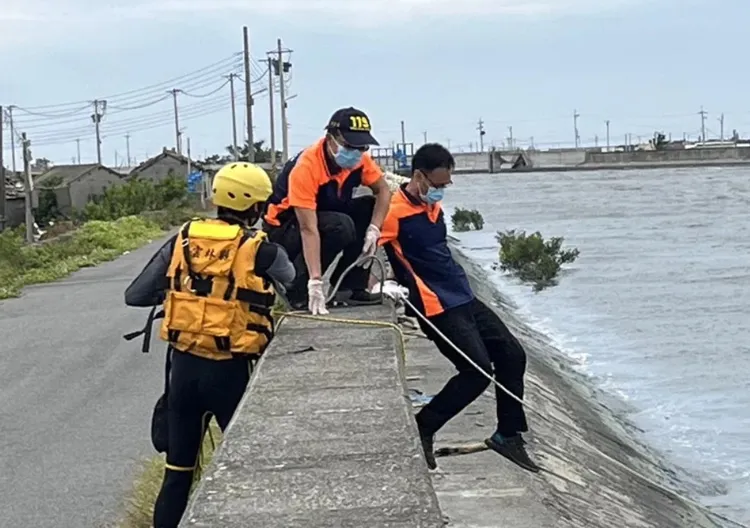 雲林口湖鄉尋獲一具男性浮屍，確認是25日在元長鄉跌落大排的許姓男子。翻攝照片
