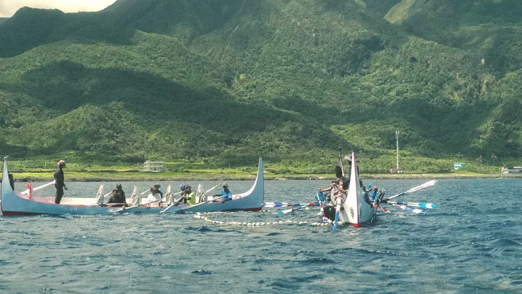 飛魚季兩艘大船合力張網圍捕飛魚。簡齊儒教授提供