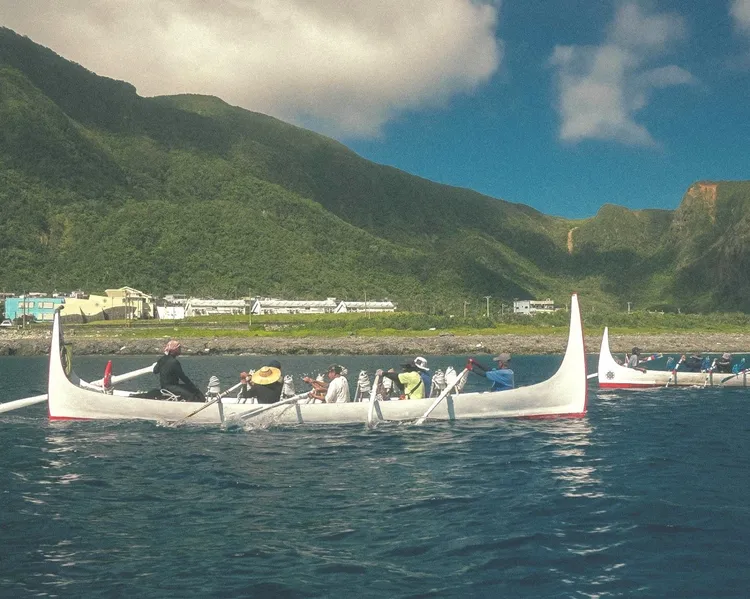 飛魚季兩艘大船合作捕飛魚。簡齊儒教授提供
