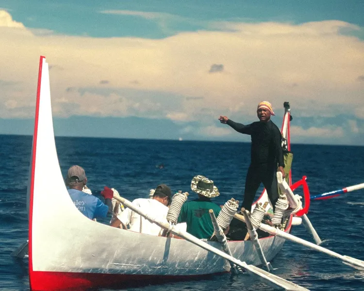 從做中學，由老經驗的船團成員現場教導航行與飛魚捕撈知識。簡齊儒教授提供