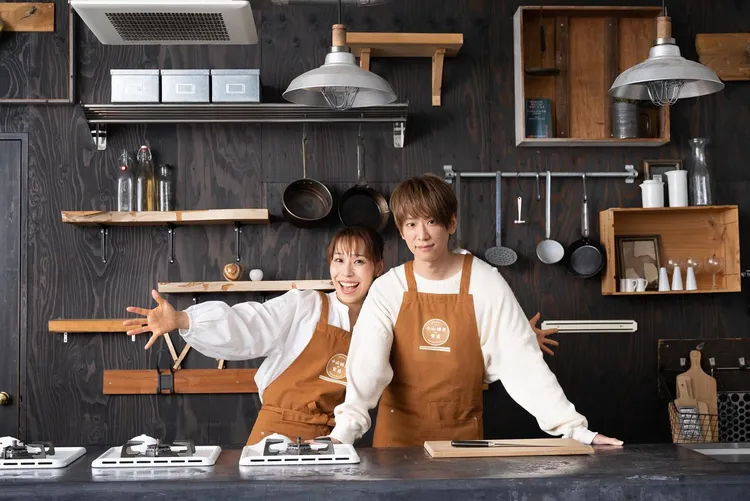 小山慶一郎（右）與姊姊「美樹媽媽」。翻攝小山慶一郎IG