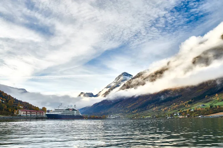 把握極光大爆發期，搭乘法國頂級龐洛郵輪追極光，成為不少新人蜜月首選。龐洛郵輪提供