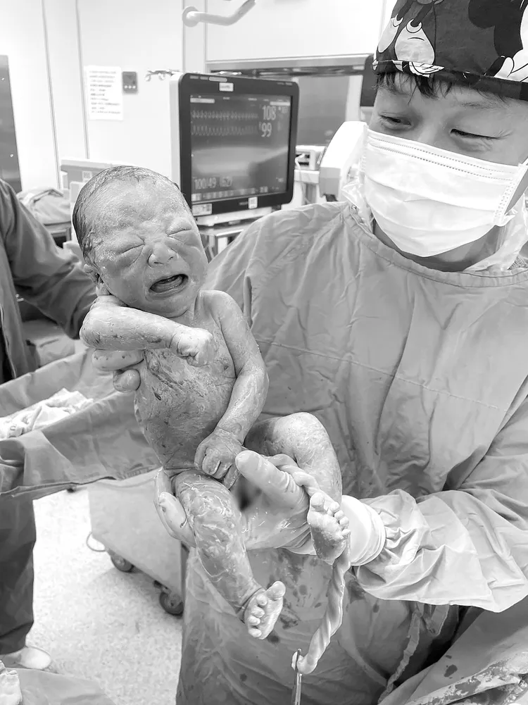 施景中透露新生兒和父母同天生日。翻攝施景中臉書