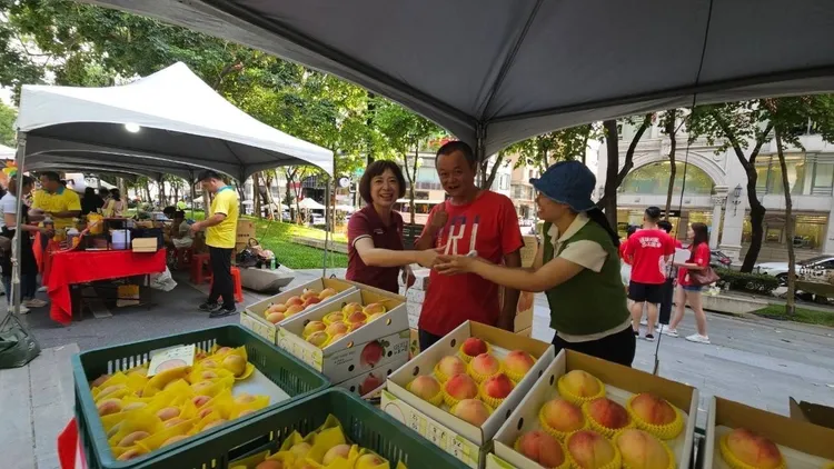何欣純協調中油油罐車從南投合歡山進入梨山送油，讓農民無須擔心無油可用。何欣純提供