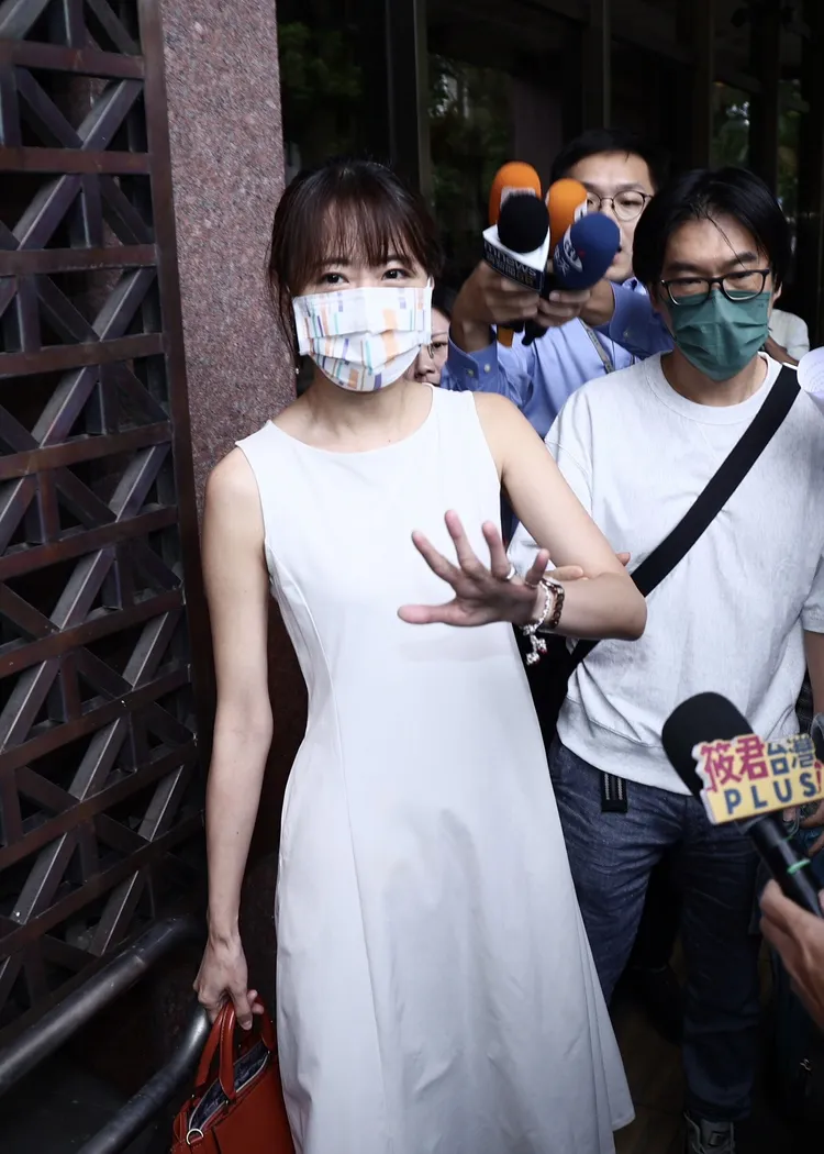 「公衛文」王郁文今一襲白洋裝出席聽庭。彭欣偉攝