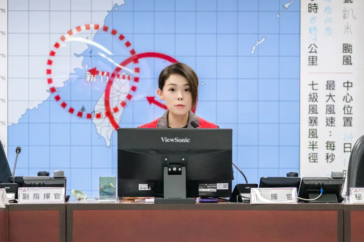 新竹市長高虹安涉貪一審宣判前，仍鎮定地坐鎮災害應變中心。新竹市府提供