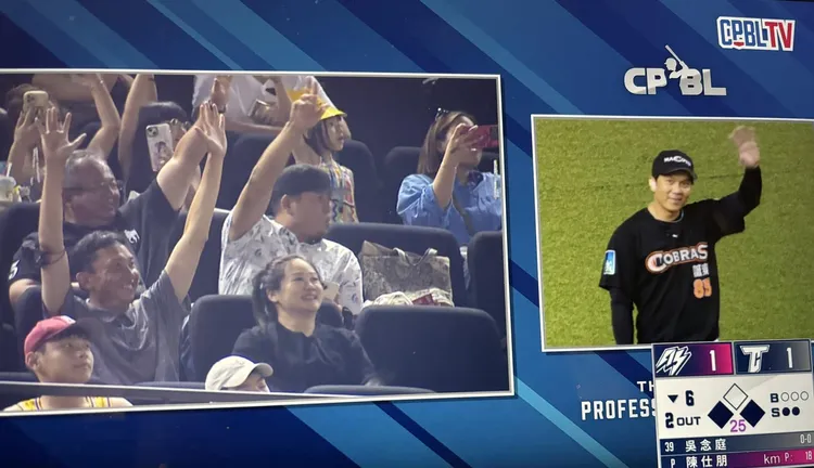 誠泰隊友同框周思齊。翻攝自CPBL TV