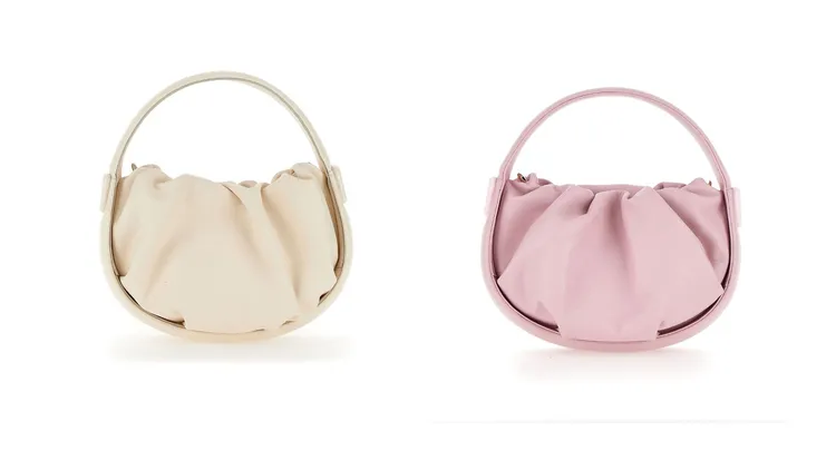Viv' Choc Royal奶白色迷你皮革hobo手袋（左）、Viv' Choc Royal粉色迷你皮革hobo手袋（右），各7萬9900元。品牌提供