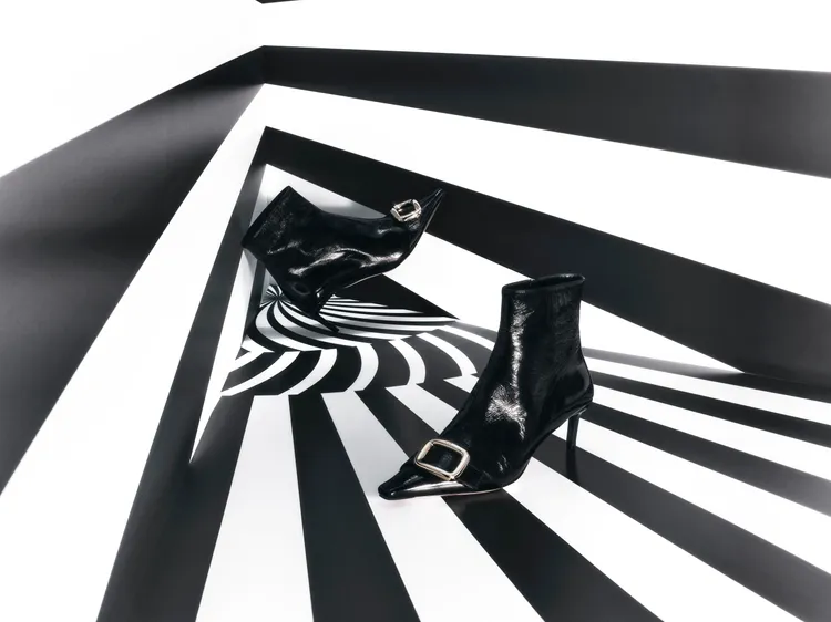 經典的扣環設計在短靴上也能看到。品牌提供