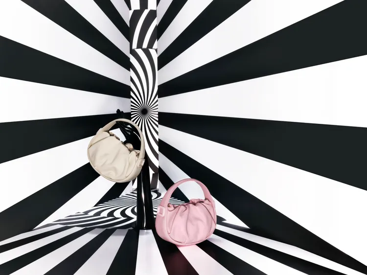 Royal Hobo手袋擁有獨特圓弧形狀。品牌提供