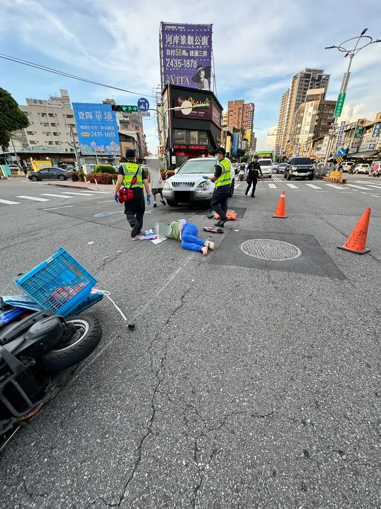 五岔路口過去車禍頻傳，圖為自小客搶黃燈撞上正在停等區停等紅燈的機車，造成騎士倒地受傷。警方提供