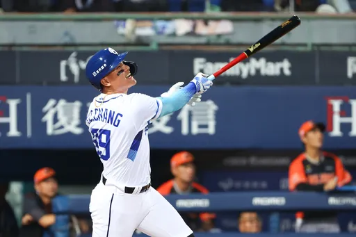 敬禮啦!張育成中職首安棒打潘威倫 敲出強勁二壘安打