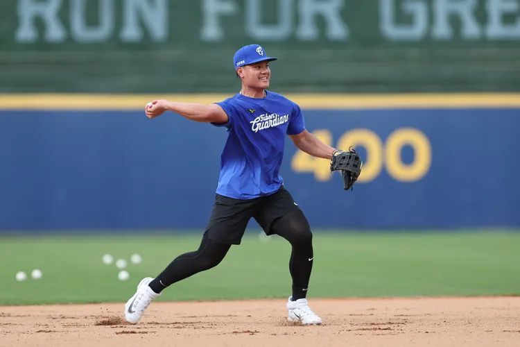 張育成賽前進行守備練習。  富邦悍將提供