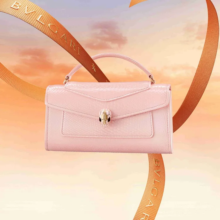 僅在寶格麗官網限定販售的七夕限定Serpenti Forever粉色水蛇皮手提包，價格電洽。品牌提供
