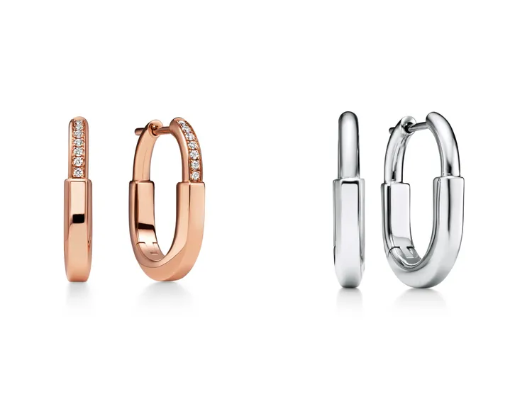 Tiffany Lock 18K玫瑰金半鋪鑲鑽石小型款耳環（左）11萬2000元、18K白金小型款耳環（右）15萬6000元。品牌提供
