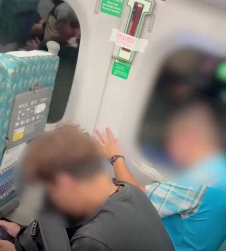 男子在高鐵沿途行駛中，不斷出現挖鼻孔行為。截圖取自讀者提供影片