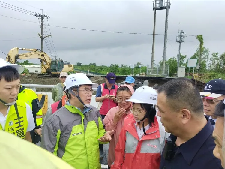 聽聞消息傳出市長黃偉哲「震怒」要求撤離，他事後回應是沒有生氣，指示希望救災更有效率。南市府提供