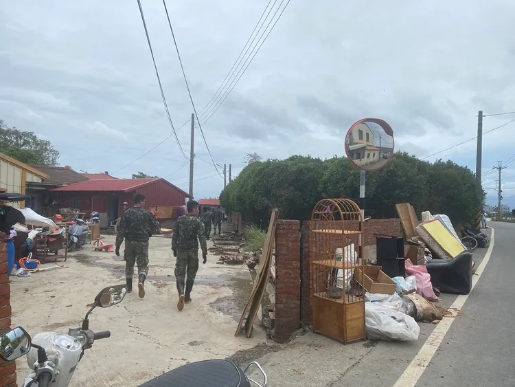 目前竹新里積水已經退去，民眾陸續返回整理家園。南市府提供