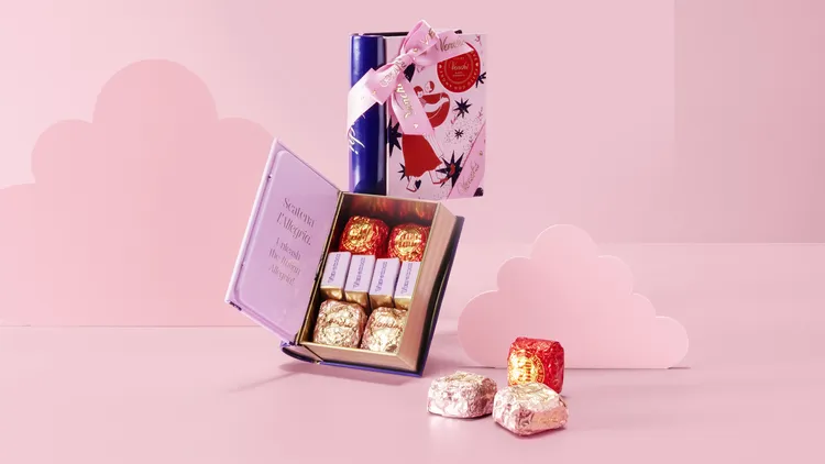 招牌小鐵書封面繪製出一對現代版牛郎織女相擁共舞的插畫。品牌提供