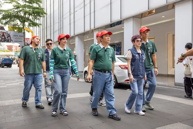 《我的明星村長》到西門町出任務。好看娛樂提供