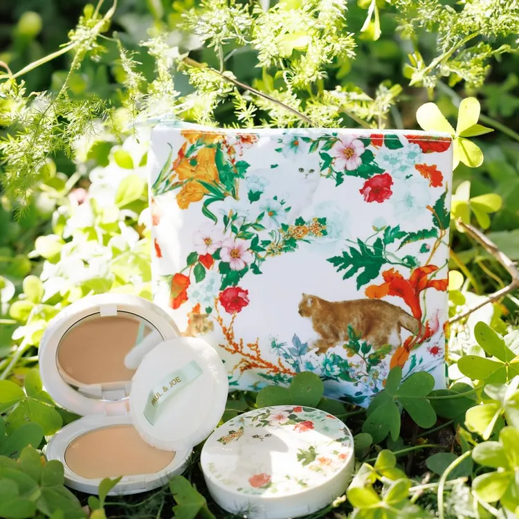 PAUL & JOE秘境貓咪限量超抗陽蜜粉餅組，有秘境貓咪限量超抗陽蜜粉餅加上防水拉鍊包，1550元。品牌提供