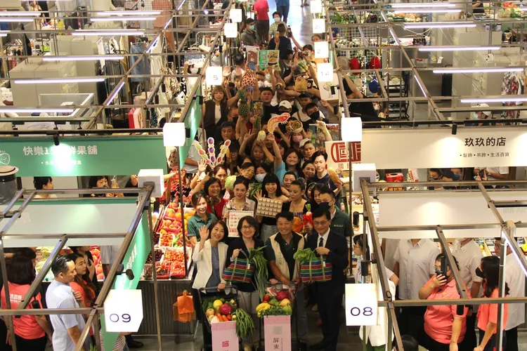 屏東西市場開幕，副總統蕭美琴、經濟部政務次長何晉滄、屏東縣長周春米等人出席。縣府提供