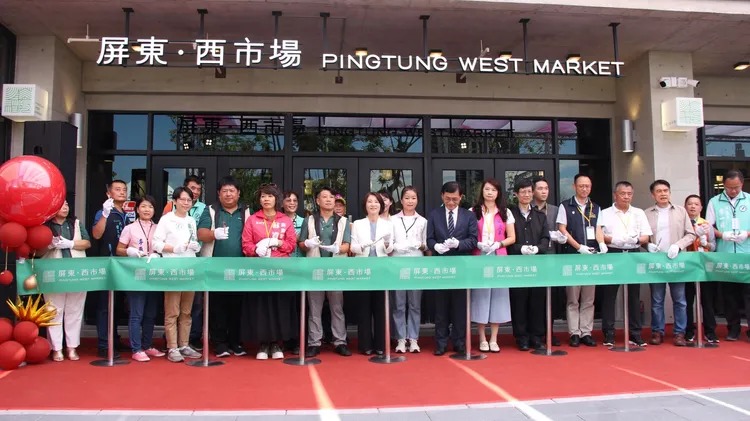 屏東西市場正式開幕，今日進行剪綵。縣府提供