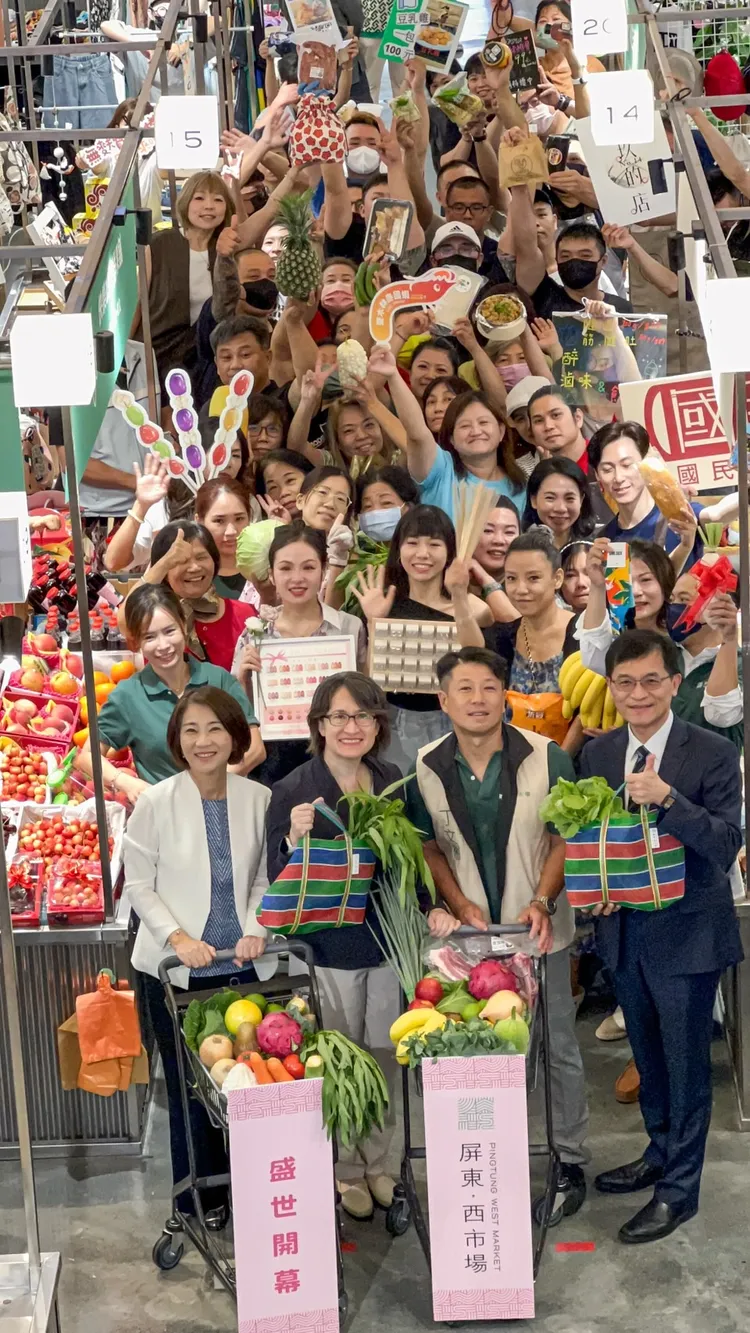 屏東西市場開幕，副總統蕭美琴、經濟部政務次長何晉滄、屏東縣長周春米等人出席。縣府提供